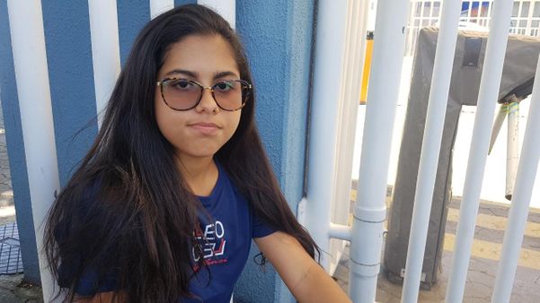 Larah Lethicia Dias, 16 anos, ficou com medo de se atrasar e chegou mais cedo ao local de prova do Enem. Crédito: Caíque Verli