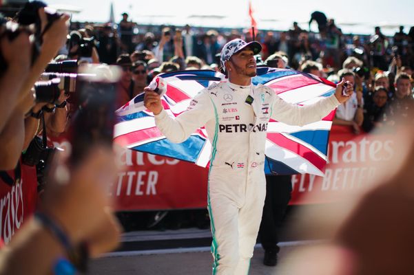 Lewis Hamilton chegou ao sexto título mundial de Fórmula 1 e está a um de Michael Schumacher 