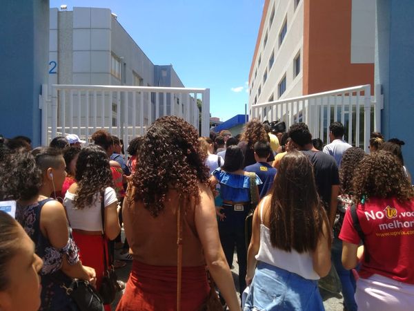 Portões abrem para candidatos que vão fazer o Enem na Faesa, em Vitória