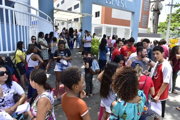 Candidatos do Enem concentrados em frente à Faesa, em Vitória, um dos locais de prova. Crédito: Caíque Verli