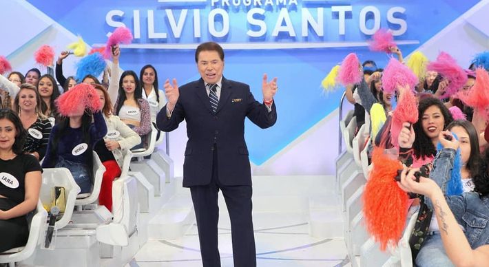 Apresentador Silvio Santos elogiou a aparência de Lívia Andrade, durante programa do SBT, e disse que a colega de trabalho é diferente da 'porcaria que eu tenho em casa', se referindo à esposa, Íris Abravanel