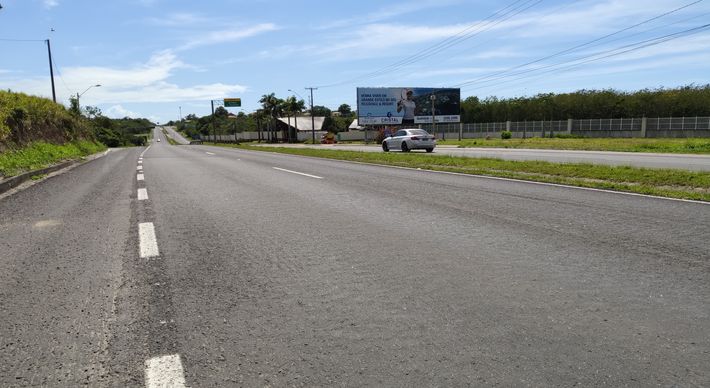 Colisão ocorreu por volta das 17h50 desta segunda-feira (6) e deixou uma das vias interditadas. As vítimas foram socorridas e levadas para um hospital