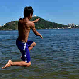 Imagem - Comer e mergulhar pode fazer mal à saúde? Médica do ES explica