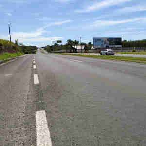 Imagem - Acidente entre carro e caminhão na Rodovia do Sol deixa três feridos