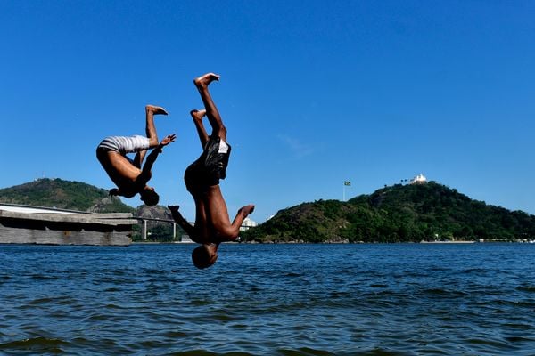 Data: 04/11/2019 - ES - Vitória - Garotos se refrescam nas águas da Ilha de Vitória, Praça do Papa - Dia de calor em Vitória - Editoria: Cidades - 