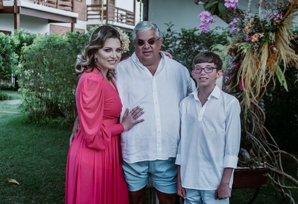 Kamilla e Antônio Benjamin: celebrando 7 anos de casamento, ao lado do filho dela Arthur, em Itaúnas. . Crédito: SERGIO MIYAZAKI