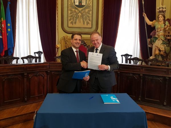 Ontem (4), Casagrande assinou um acordo de cooperação com o presidente da Câmara Municipal de Braga, Ricardo Rio. Crédito: Governo do Estado