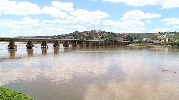 Rio Doce, na altura da Ponte Florentino Avidos, em Colatina, no Noroeste do ES