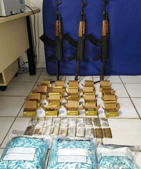 Três fuzis, munição e drogas são apreendidos em Cariacica