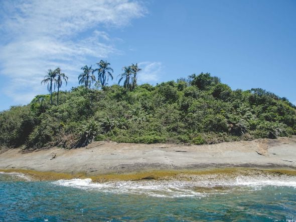 Águas cristalinas e muita beleza na Ilha dos Franceses em Itapemirim por PMI