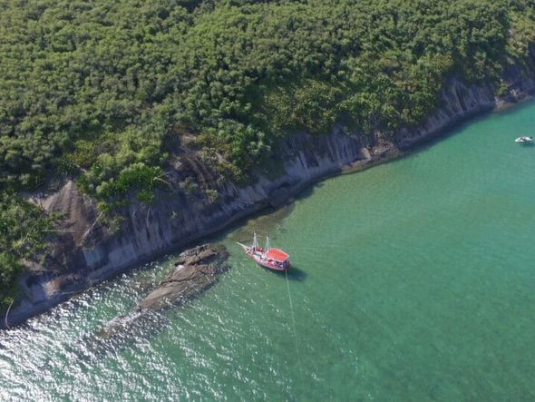 Águas cristalinas e muita beleza na Ilha dos Franceses em Itapemirim por Leonai Gomes Martins