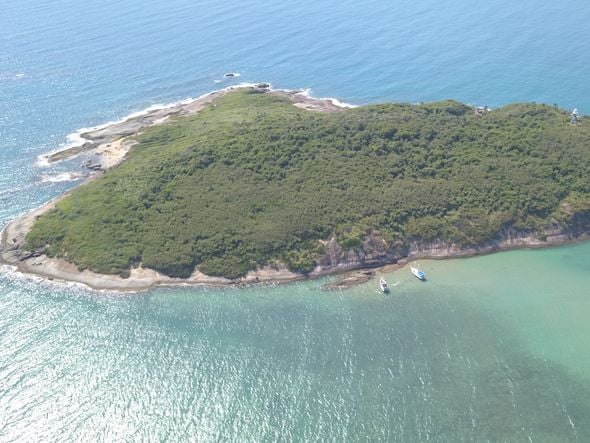 Águas cristalinas e muita beleza na Ilha dos Franceses em Itapemirim por Leonai Gomes Martins
