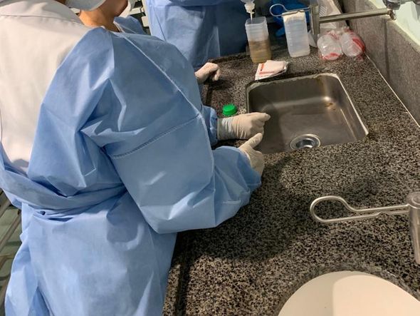 Equipe médica preparando material para transplante de fezes no Hucam por Divulgação