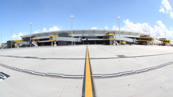 Aeroporto de Vitória: pátios de aeronaves, fingers e vista dos fundos do terminal