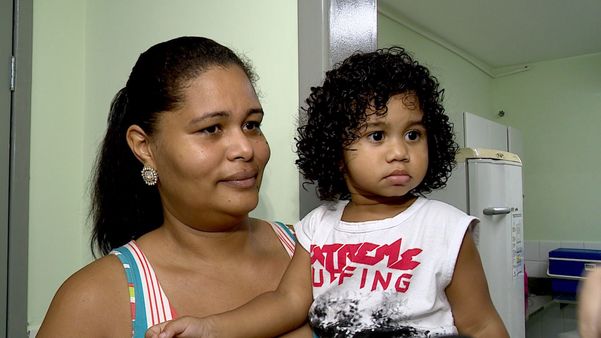 Crislaine, com o filho Caléo no colo: voltou para a casa sem tomar a DTP. Crédito: Reprodução | TV Gazeta Noroeste