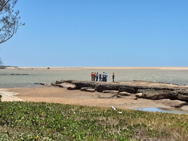 Equipes fazem vistoria na praia de Barra Nova, em São Mateus