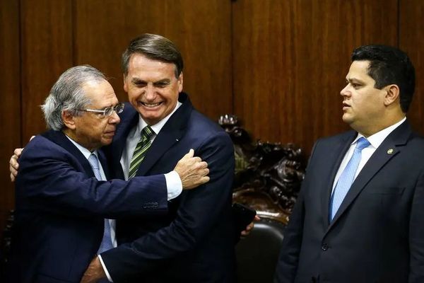 Paulo Guedes e Jair Bolsonaro durante a entrega do Plano mais Brasil para o presidente do Congresso, Davi Alcolumbre. Crédito: Marcelo Camarco/Agência Brasil
