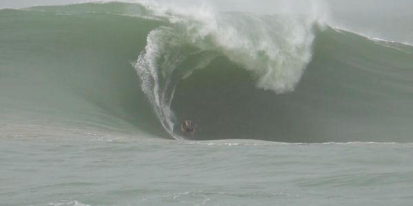 Rodrigo Cardoso no Pico da Avalanche, em Vila Velha, quando surfou uma onda de 8,4 metros