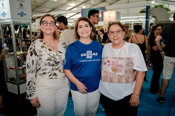 Sonia Iamonde, Izolina Siqueira e Graça Costa: na  abertura da ArteSanto, na Praça do Papa. . Crédito: CAMILLA BAPTISTIN