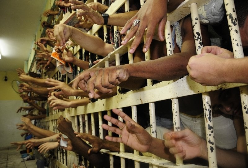 Apesar da queda em relação a 2019, Estado ainda tinha 22.514 presos ocupando espaço que deveria ser destinado a 13.858 – um excedente de 8.656 detentos. 34% aguardavam julgamento