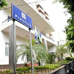Ministério Público quer cumprimento de TAC e realização de concurso para regularizar quadro de servidores do município; prefeito diz que decisão judicial prejudica trabalhadores