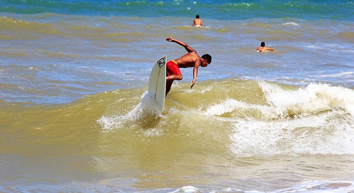 Serra, Aracruz e Linhares são as cidades que mais recebem surfistas de todo o Brasil por conta de suas ondas perfeitas