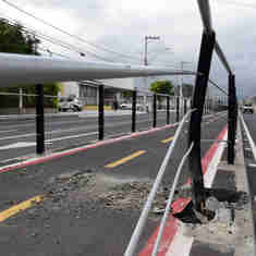 Imagem - Ciclovia na Leitão da Silva tem grades quebradas antes de ser inaugurada