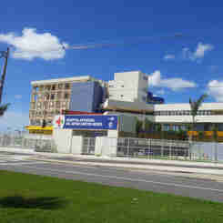 Imagem - Coronavírus: grupo se reúne em oração em frente a hospital da Serra