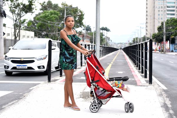 Maristela Gonçalves, 20 anos, reclama da dificuldade em atravessar a Av. Leitão da Silva com a nova cerca de proteção da ciclovia. Crédito: Carlos Alberto Silva
