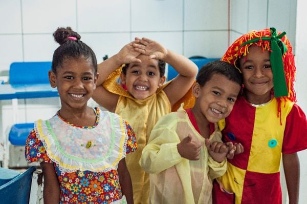 Crianças atendidas pelo Projeto Vovô Chiquinho que receberam o kit escolar . Crédito: Thaiana Gomes