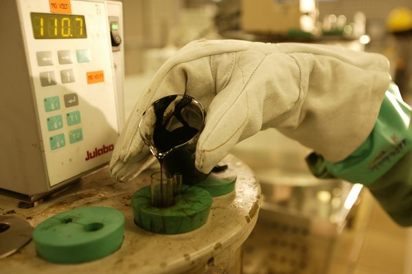 Laboratório analisa petróleo para a fabricação de lubrificantes e derivados. Crédito: Geraldo Falcão/Agência Petrobras