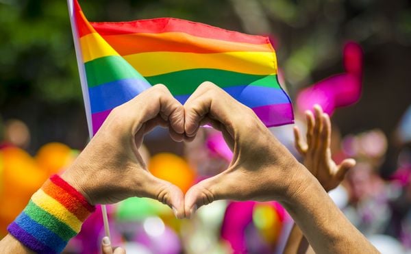 Militantes pedem paz e amor durante parada gay