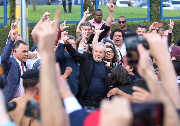 Na saída de Lula da prisão, uma multidão de manifestantes saudou o ex- presidente empunhando bandeiras do PT gritando palavras de ordem. Crédito: Estadão Conteúdo | Giuliano Gomes