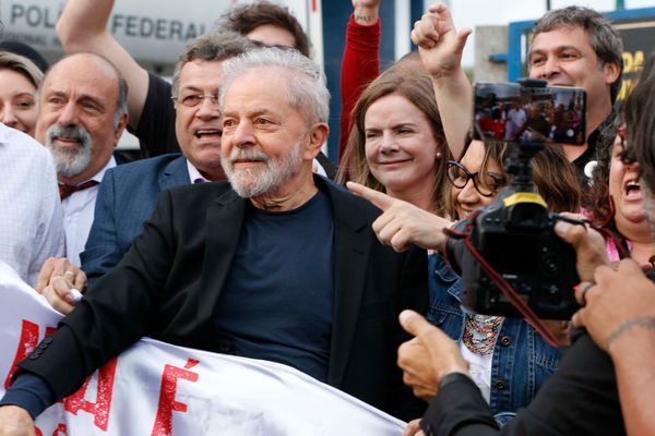 O ex-presidente Lula deixa a sede da Polícia Federal em Curitiba (PR), nesta sexta-feira (08), após ter pedido de soltura autorizado. O Supremo Tribunal Federal (STF), em julgamento, votou contra a prisão em segunda instância. Crédito: CASSIANO ROSÁRIO/FUTURA PRESS/ESTADÃO CONTEÚDO