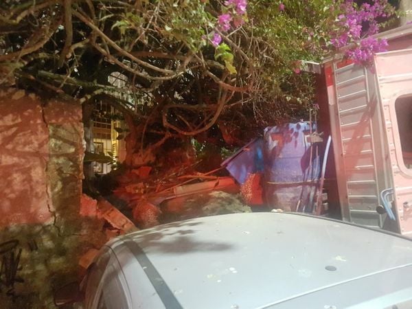 O muro ficou destruído com o impacto da batida . Crédito: Caique Verli