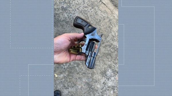 Segundo polícia, após ser baleado, Cheslley caiu próximo a moto com um revólver calibre 38. Crédito: Reprodução/TV Gazeta