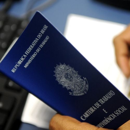 Profissional disse que enviou algumas perguntas sobre prevenção contra o coronavírus na empresa onde trabalhava. Demissão aconteceu um dia depois dos questionamentos