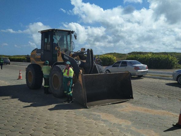 Equipes de prontidão caso precise fazer alguma limpeza na Praia de Camburi por Eduardo Dias