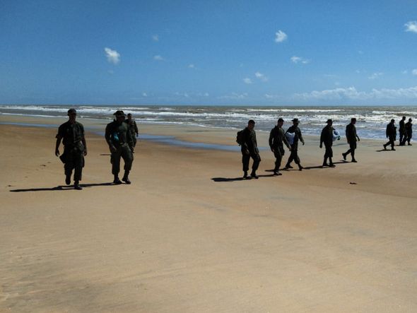 Militares da marinha fazendo verificação em trechos da praia por Eduardo Dias