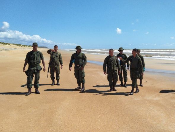Militares da marinha fazendo verificação em trechos da praia por Eduardo Dias