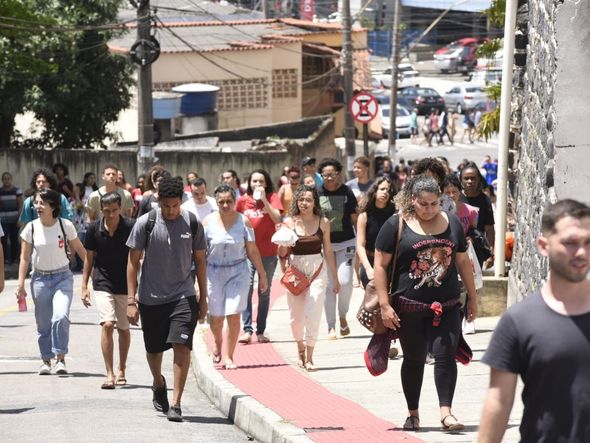 Debaixo de um sol escaldante, candidatos tiveram de encaram uma ladeira íngreme para chegarem ao local de prova, na Avenida Vitória  por Carlos Alberto Silva