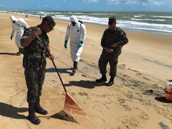 Militares recolhem fragmentos de óleo para análise em Pontal do Ipiranga, em Linhares por Eduardo Dias