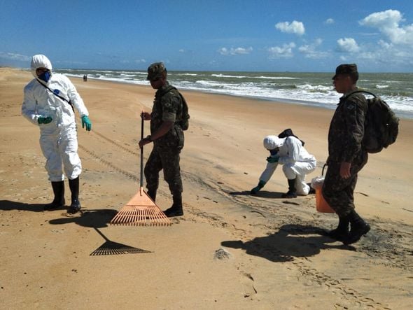 Militares recolhem fragmentos de óleo para análise em Pontal do Ipiranga, em Linhares por Eduardo Dias