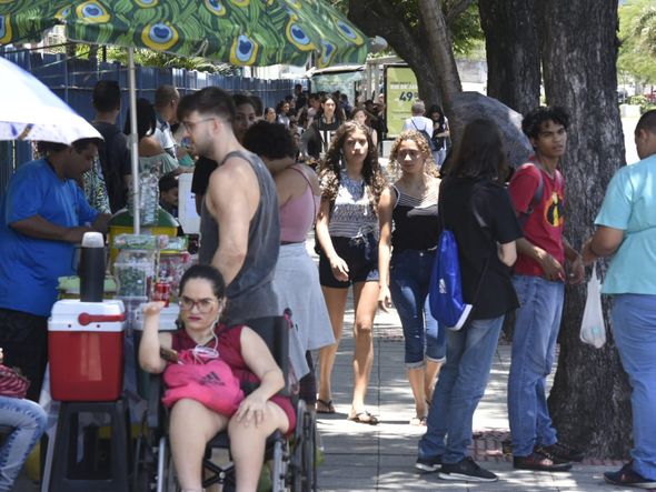 Movimentação antes da abertura dos portões para a prova do Enem por Carlos Alberto Silva