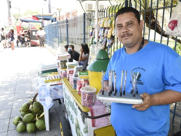 O ambulante Marcelo Azevedo espera levantar um troquinho a mais com o Enem por Carlos Alberto Silva
