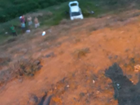 O carro em alta velocidade atropelou três pessoas e caiu em uma ribanceira, em Colatina por Polícia Militar / Divulgação