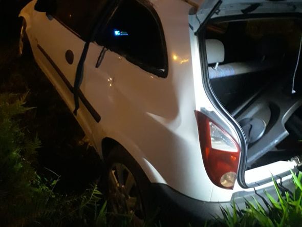 O carro em alta velocidade atropelou três pessoas e caiu em uma ribanceira, em Colatina por Polícia Militar / Divulgação
