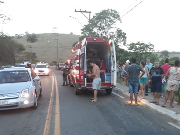 O carro em alta velocidade atropelou três pessoas e caiu em uma ribanceira, em Colatina por Polícia Militar / Divulgação