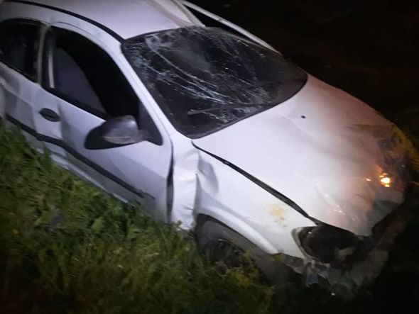 O carro em alta velocidade atropelou três pessoas e caiu em uma ribanceira, em Colatina por Polícia Militar / Divulgação