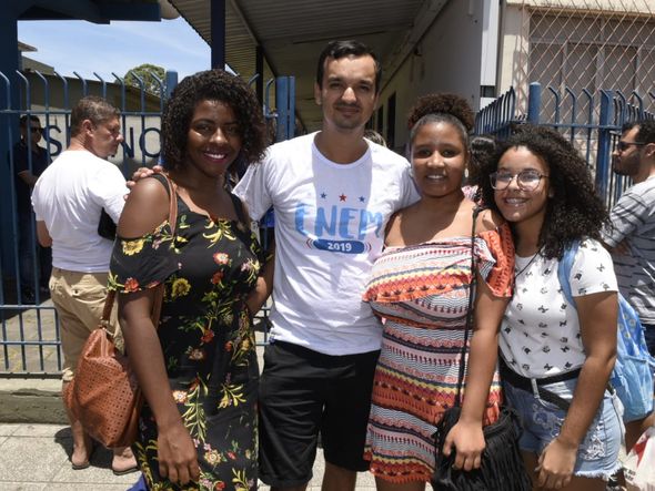 O professor de matemática Cassiano Armínio compareceu a um local de prova para dar apoio aos alunos por Carlos Alberto Silva